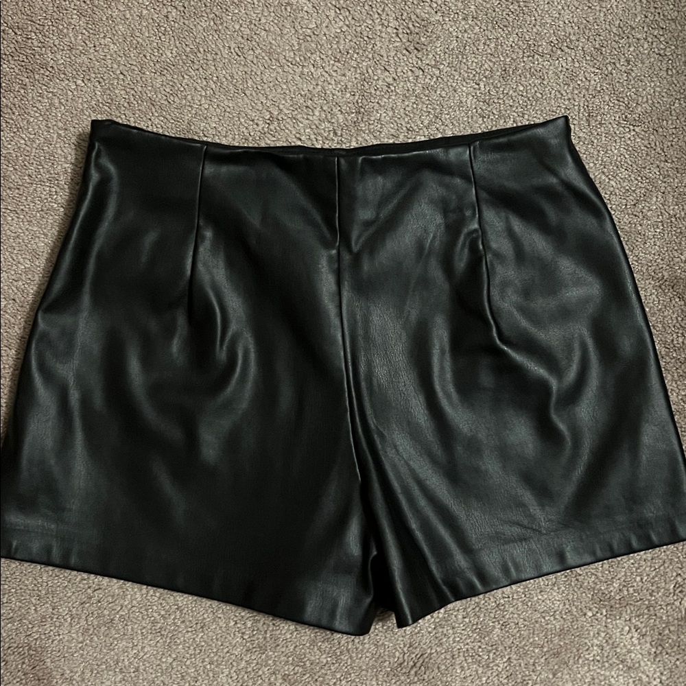 Vegan black leather pleated skirt/shorts skort silver zippers - Picture 3 of 5